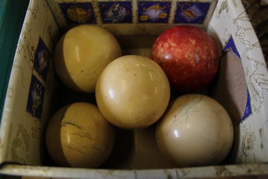 5 snooker balls